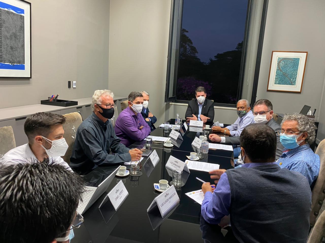 Piso estadual volta a pauta do governo após reunião com Centrais